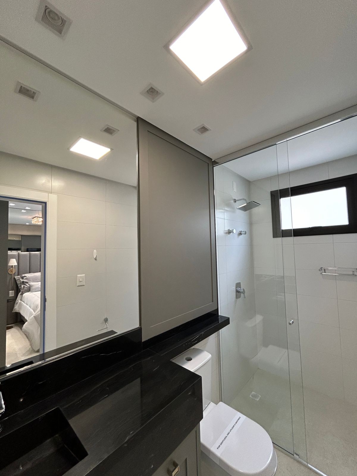 Apartamento Frente Mar Pronto Mobiliado em Itapema/SC no bairro Meia Praia,Localização Privilegiada, 180m² com 4 suítes e 4 vagas de garagem. Investir
