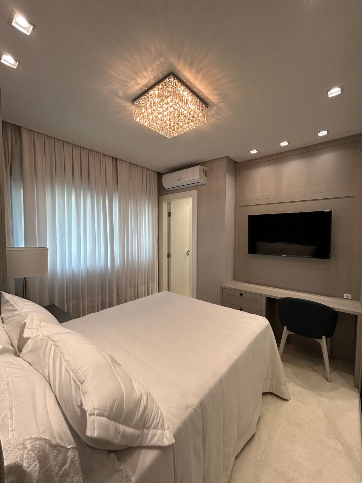 Apartamento Frente Mar Pronto Mobiliado em Itapema/SC no bairro Meia Praia,Localização Privilegiada, 180m² com 4 suítes e 4 vagas de garagem. Investir