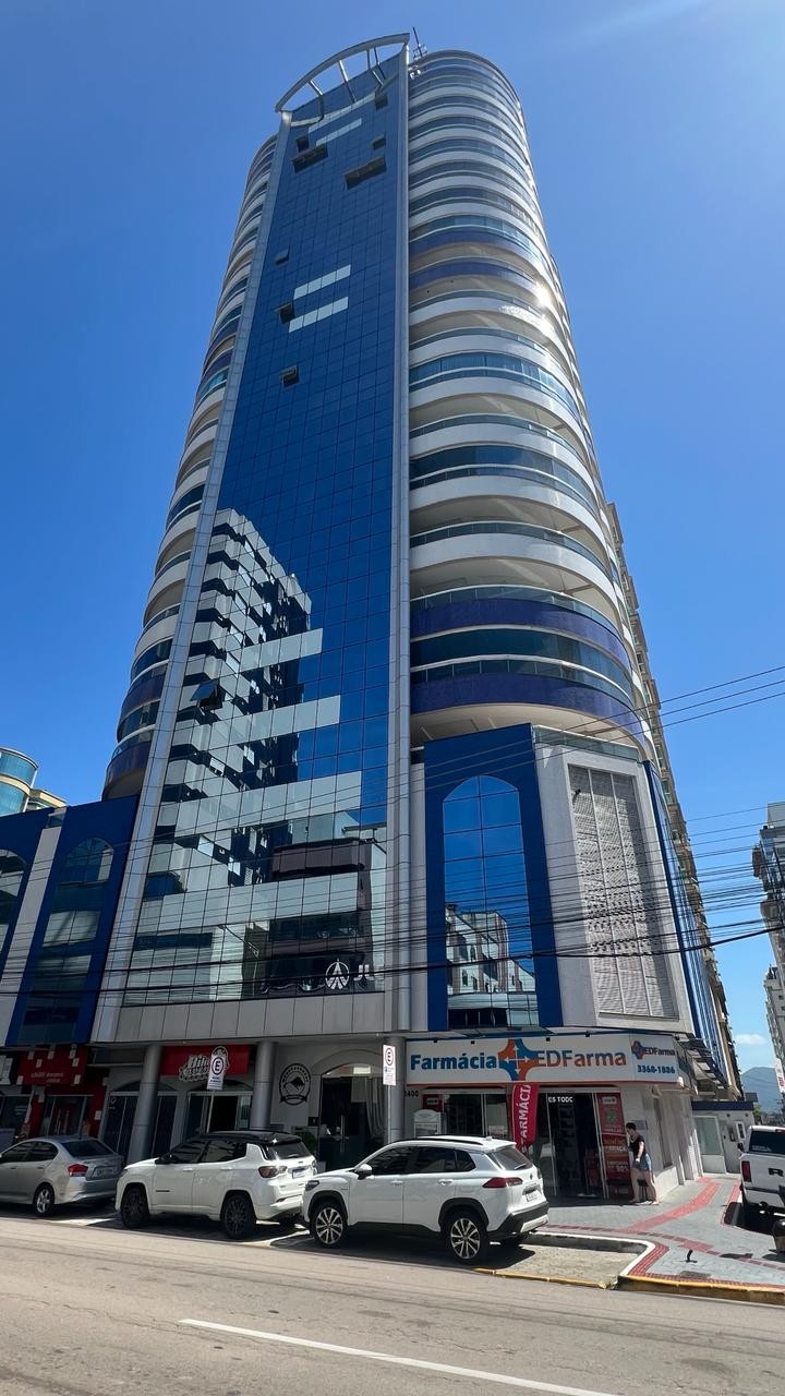 Apartamento Pronto Mobiliado em Itapema/SC no bairro Meia Praia, com 268m², 4suítes e 2vagas de gragem. Ótima localização a 400m do mar. Investimento.