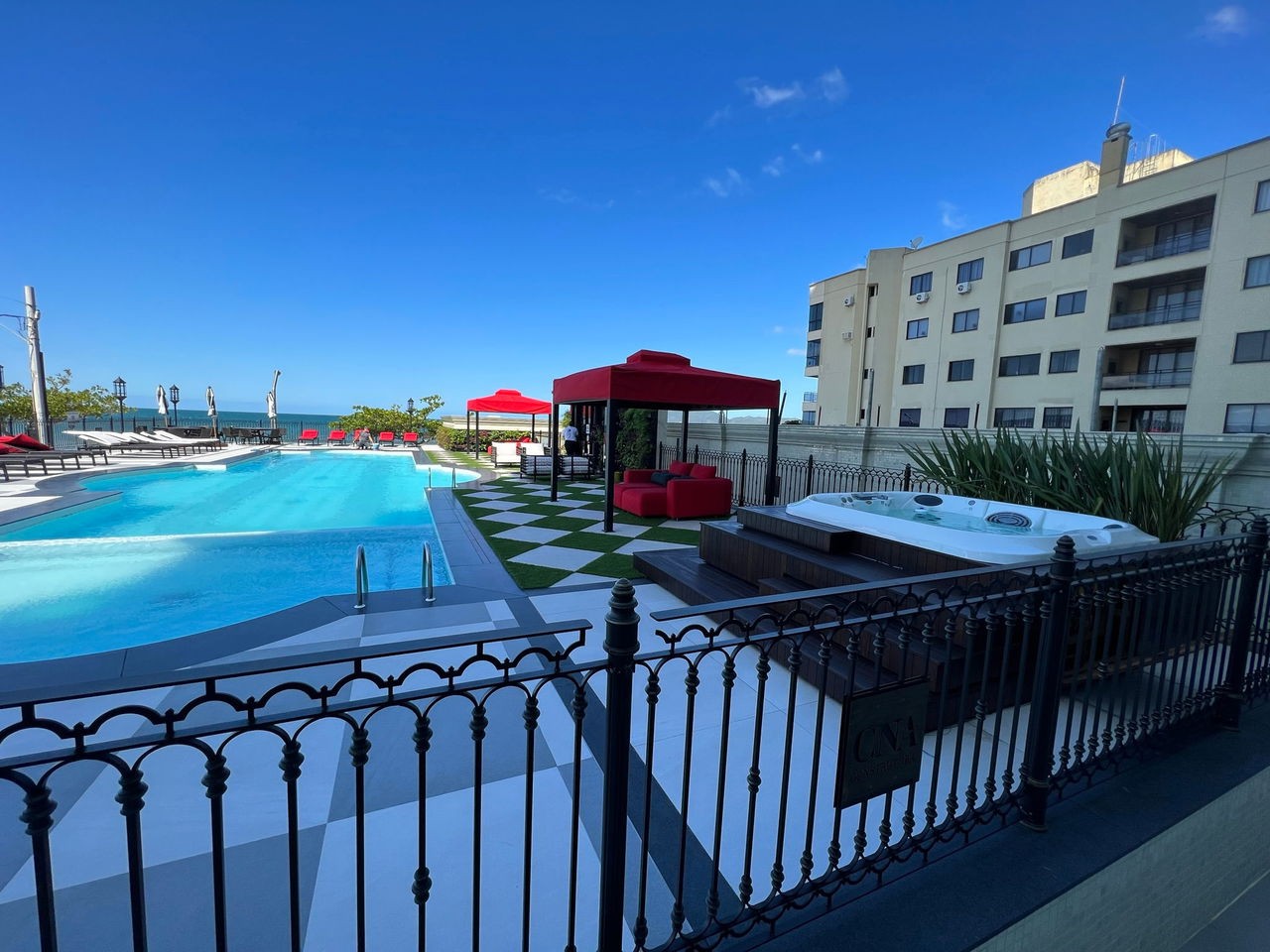 Apartamento de Luxo Frente Mar Pronto Para Morar em Itapema/SC, bairro Meia Praia. 180m², 4 suítes e 3 vagas de garagem. Localização privilegiada.