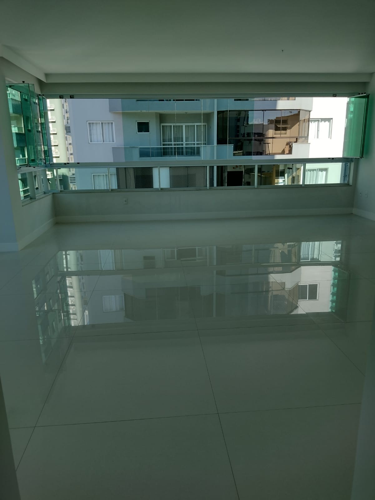 Apartamento de Luxo Pronto no Centro de Balneário Camboriú-SC: 3 suítes, 4 banheiros, 3 vagas de garagem, 145,82m² de área.
