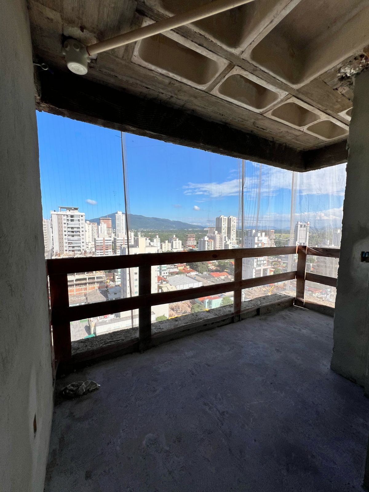 Apartamento Pronto para Morar em Itapema/SC, bairro Meia Praia, com 110m², 2 suítes e 2 vagas de garagem. Ótima localização próximo ao mar. Investir.