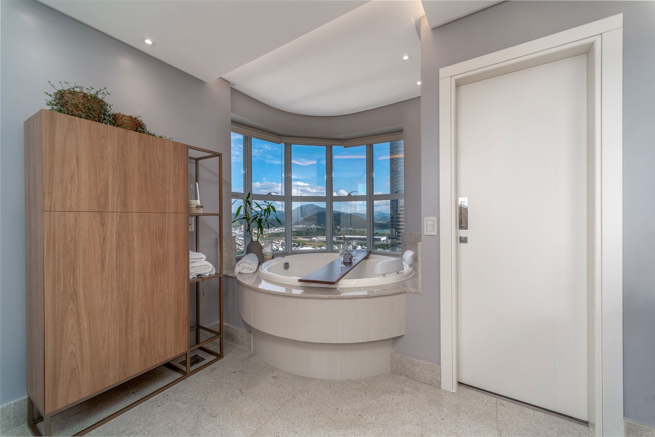 Luxuoso apartamento pronto à venda no Centro de Balneário Camboriú-SC: 4 quartos, 4 suítes, 4 banheiros, 4 vagas de garagem, 233m².