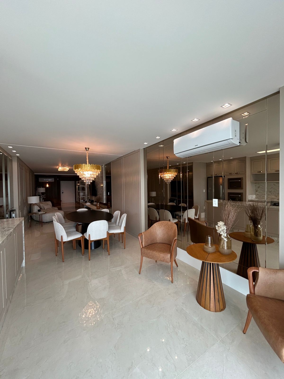 Apartamento Frente Mar Pronto Mobiliado em Itapema/SC no bairro Meia Praia,Localização Privilegiada, 180m² com 4 suítes e 4 vagas de garagem. Investir