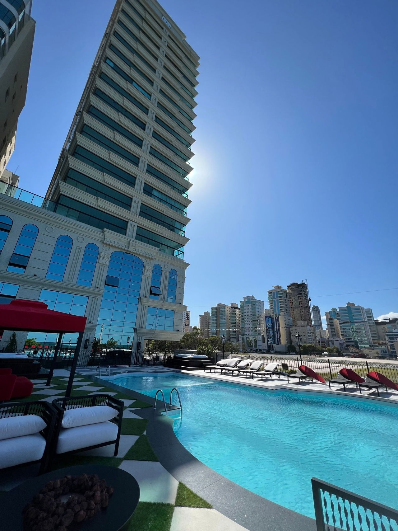 Apartamento de Luxo Frente Mar Pronto Para Morar em Itapema/SC, bairro Meia Praia. 180m², 4 suítes e 3 vagas de garagem. Localização privilegiada.