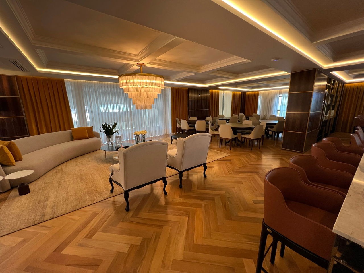 Apartamento de Luxo Frente Mar Pronto Para Morar em Itapema/SC, bairro Meia Praia. 180m², 4 suítes e 3 vagas de garagem. Localização privilegiada.