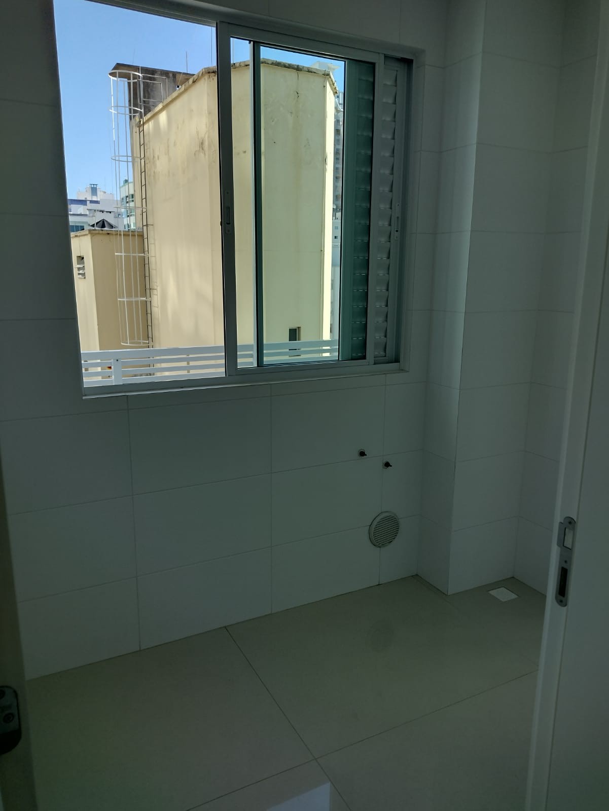 Apartamento de Luxo Pronto no Centro de Balneário Camboriú-SC: 3 suítes, 4 banheiros, 3 vagas de garagem, 145,82m² de área.