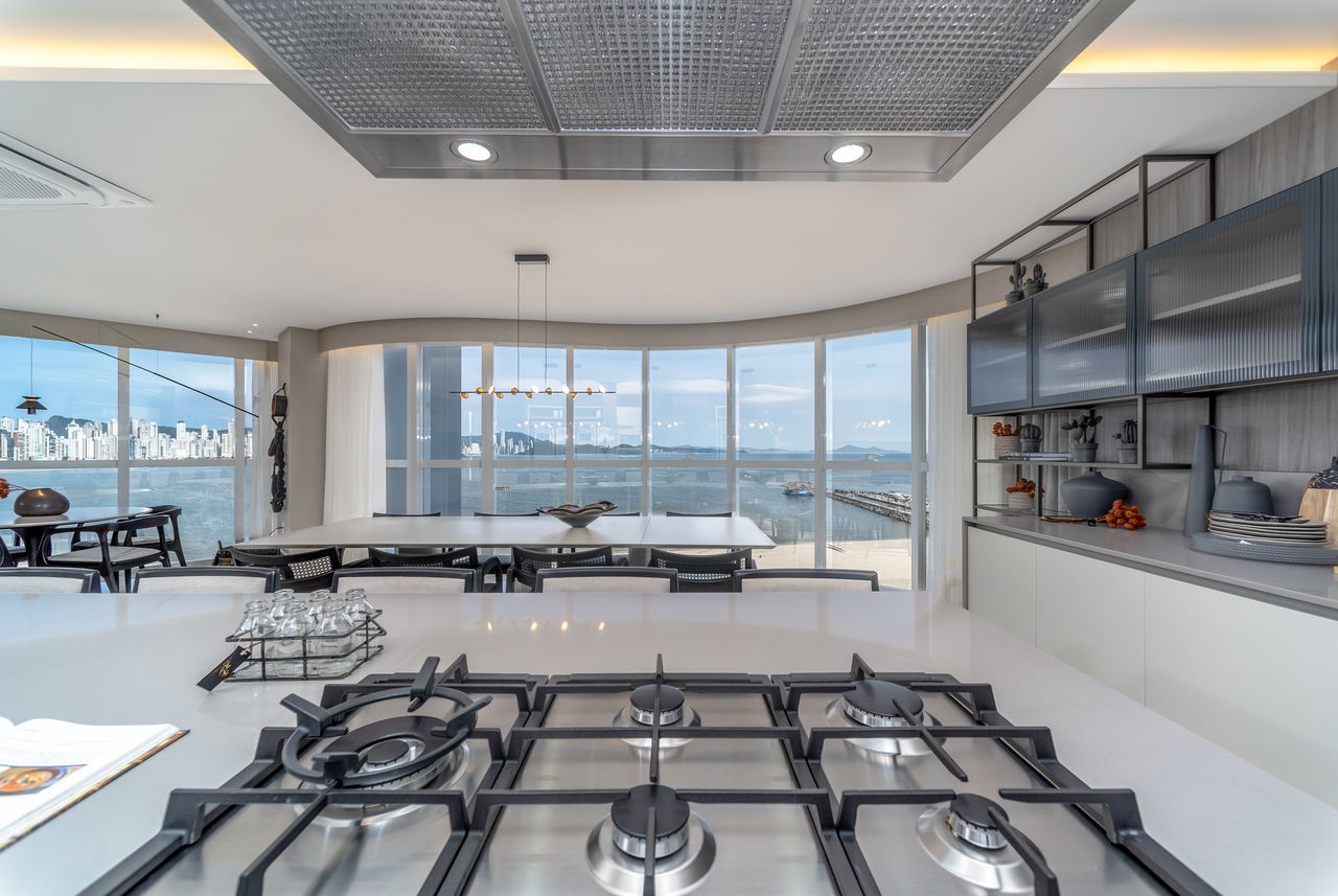 Apartamento de luxo pronto no Centro de Balneário Camboriú-SC: 4 quartos, 4 suítes, 5 banheiros, 4 vagas de garagem, 237m²