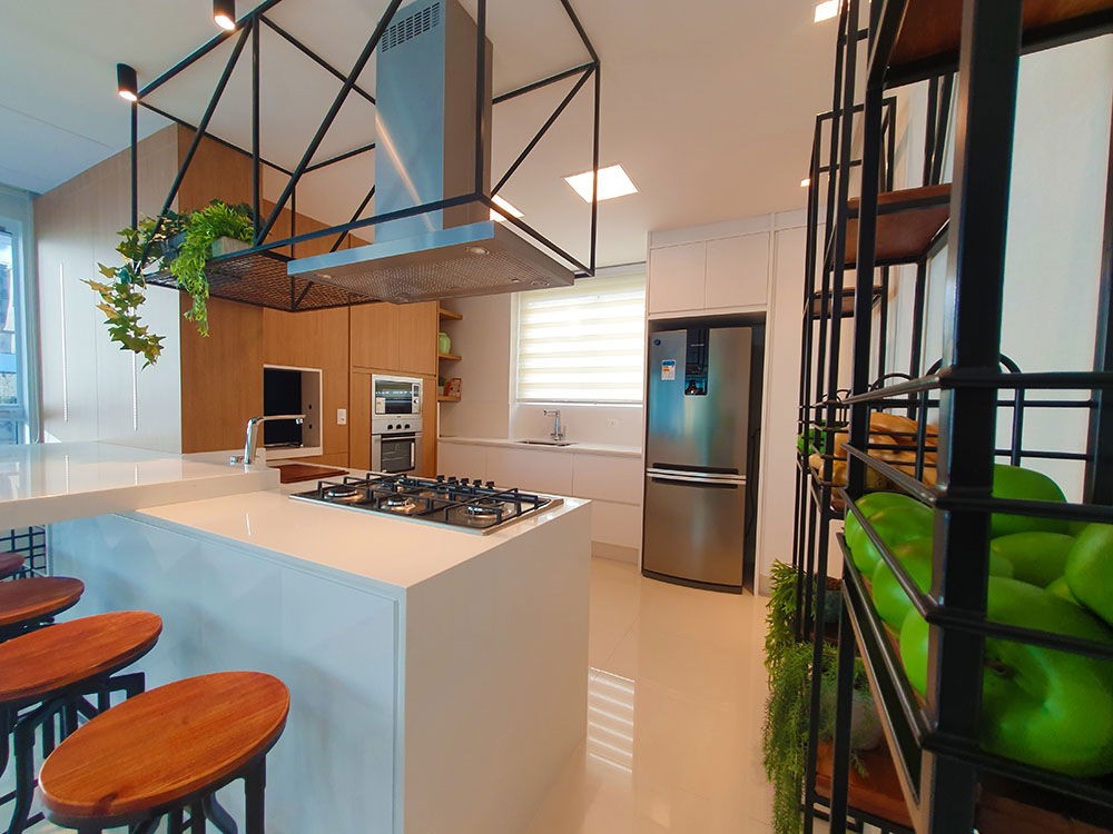 Apartamento de Luxo Pronto no Centro de Balneário Camboriú-SC: 3 suítes, 4 banheiros, 3 vagas de garagem, 145,82m² de área.