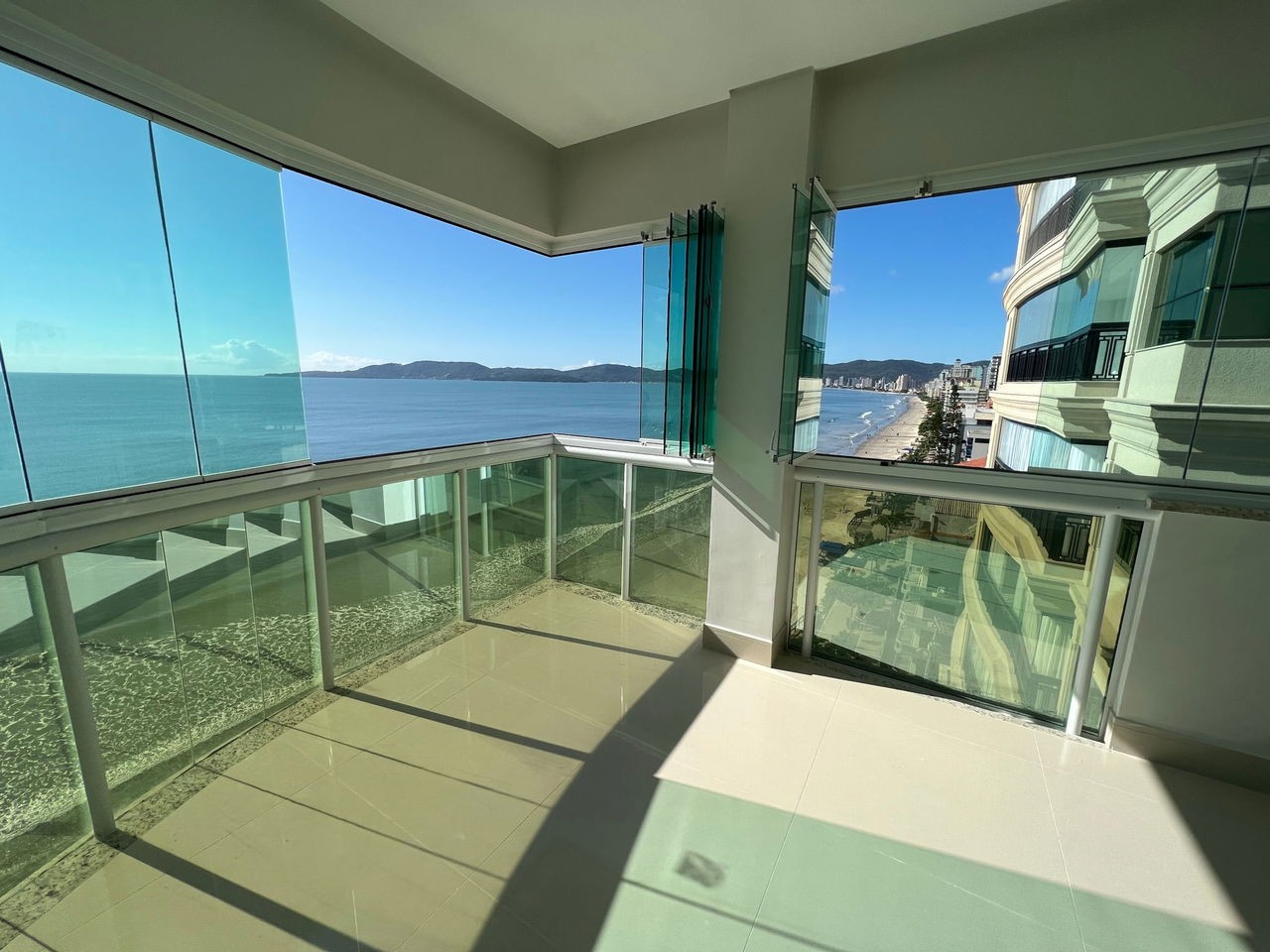 Apartamento Novo e Pronto para morar na cidade de Itapema/SC no bairro Morretes, com 2 Suítes e 1 Vaga de garagem, com Lazer Completo. Bem localizado.