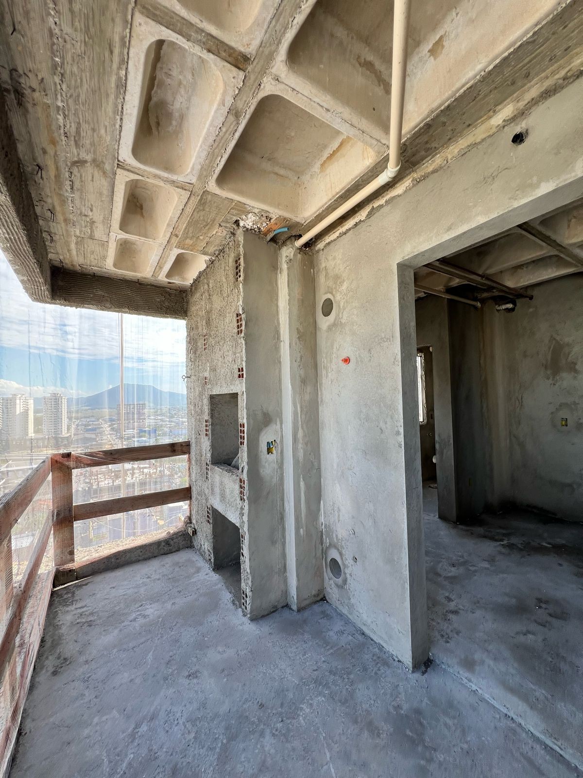 Apartamento Pronto para Morar em Itapema/SC, bairro Meia Praia, com 110m², 2 suítes e 2 vagas de garagem. Ótima localização próximo ao mar. Investir.