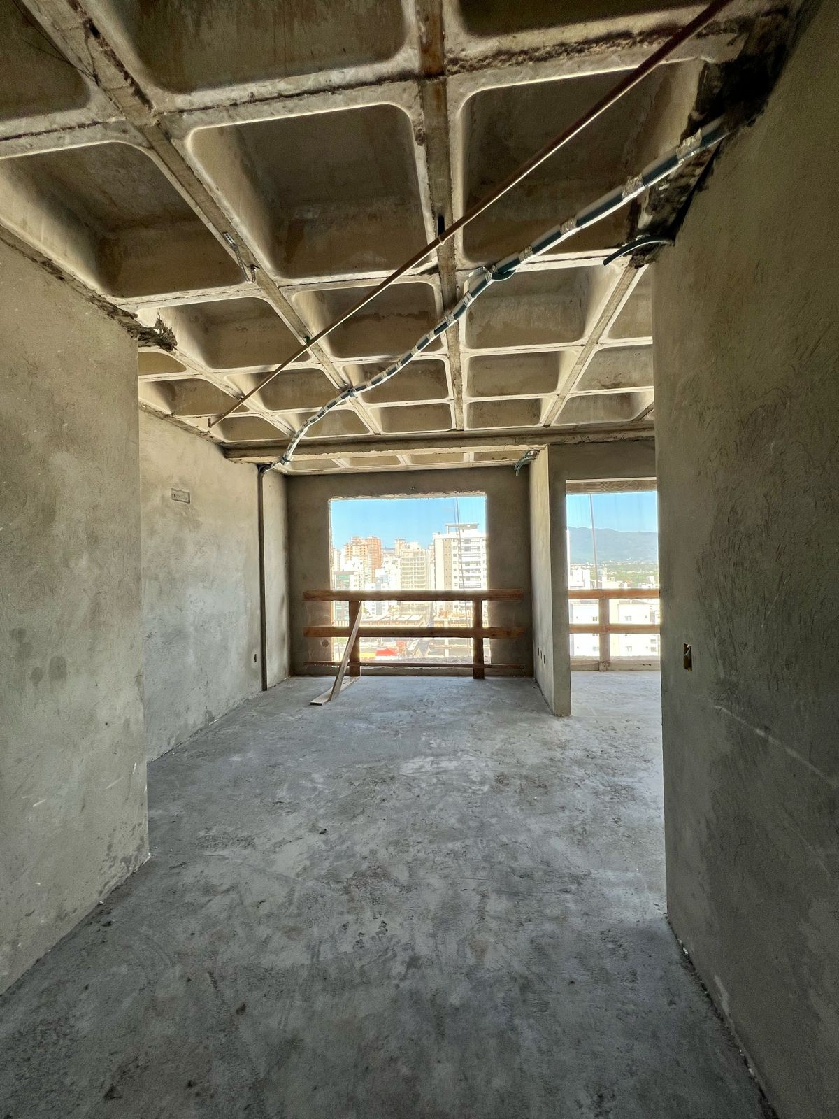 Apartamento Pronto para Morar em Itapema/SC, bairro Meia Praia, com 110m², 2 suítes e 2 vagas de garagem. Ótima localização próximo ao mar. Investir.