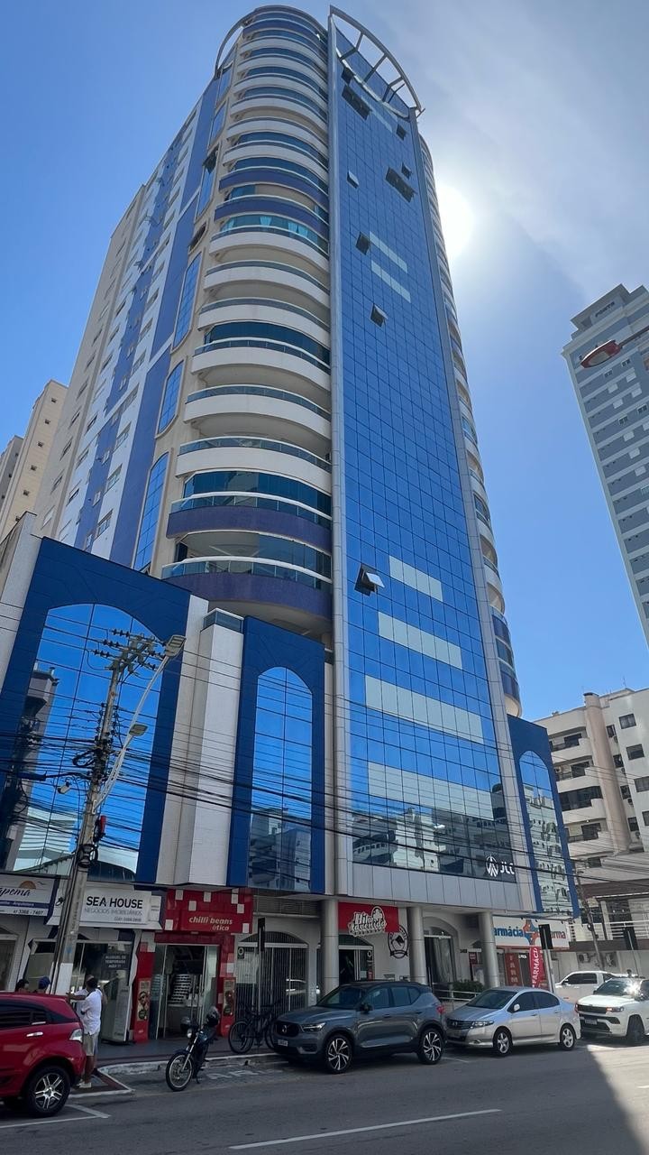 Apartamento Pronto Mobiliado em Itapema/SC no bairro Meia Praia, com 268m², 4suítes e 2vagas de gragem. Ótima localização a 400m do mar. Investimento.