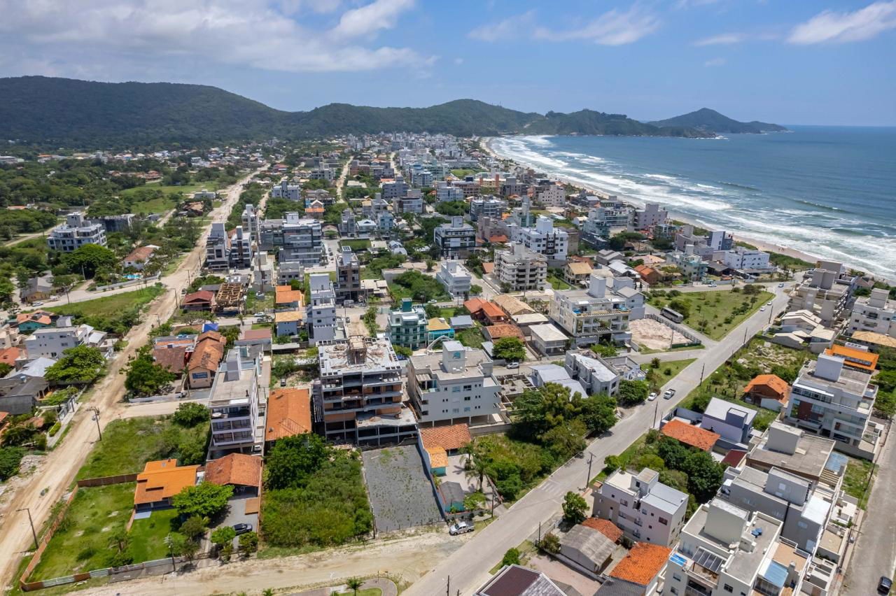 Apartamento Pronto à venda em Bombinhas-SC, Canto Grande: 1 quarto, 1 suíte, 1 banheiro, 1 vaga - 70m². Aproveite!