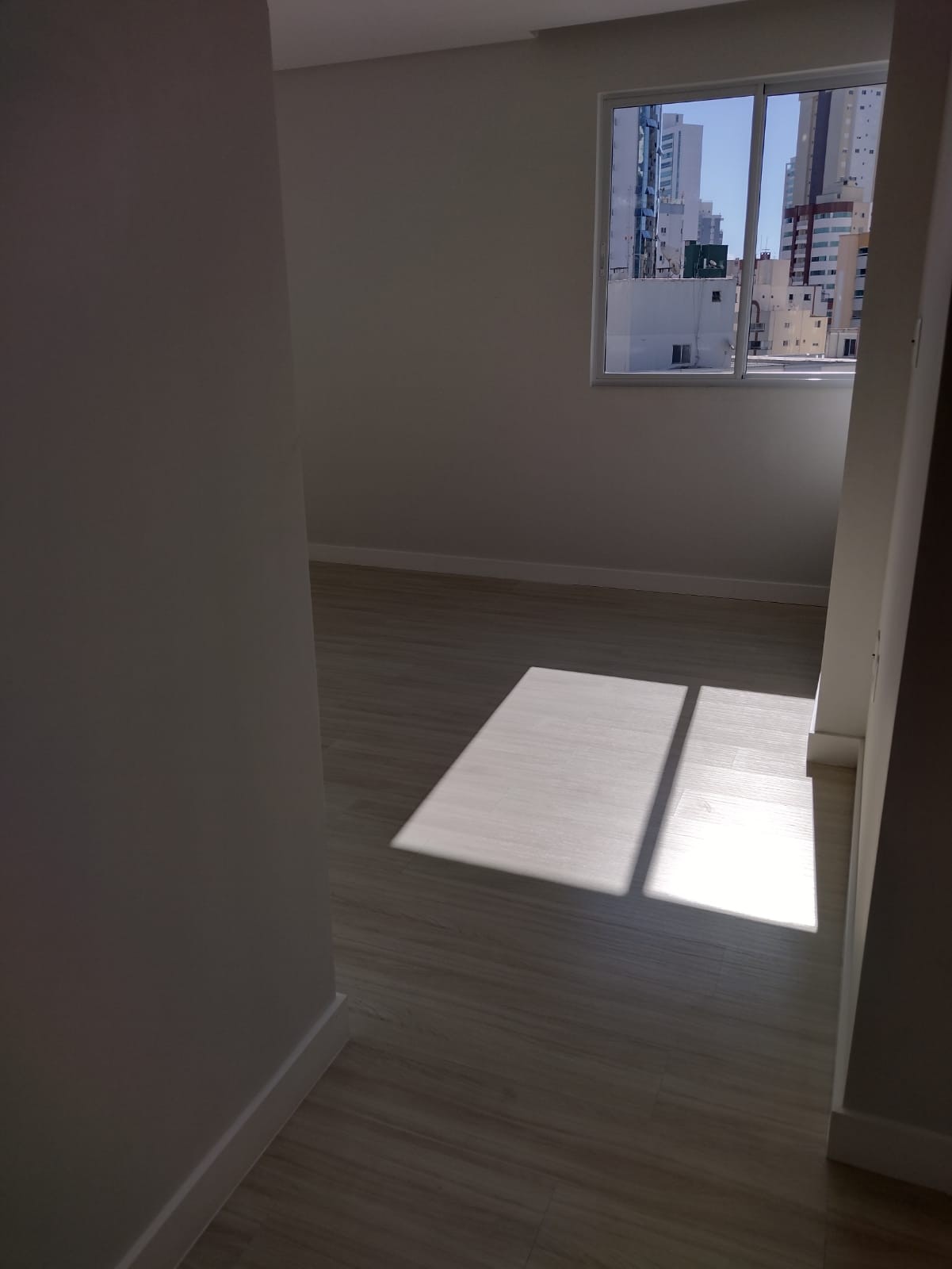 Apartamento de Luxo Pronto no Centro de Balneário Camboriú-SC: 3 suítes, 4 banheiros, 3 vagas de garagem, 145,82m² de área.