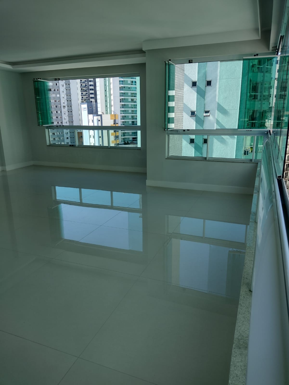 Apartamento de Luxo Pronto no Centro de Balneário Camboriú-SC: 3 suítes, 4 banheiros, 3 vagas de garagem, 145,82m² de área.