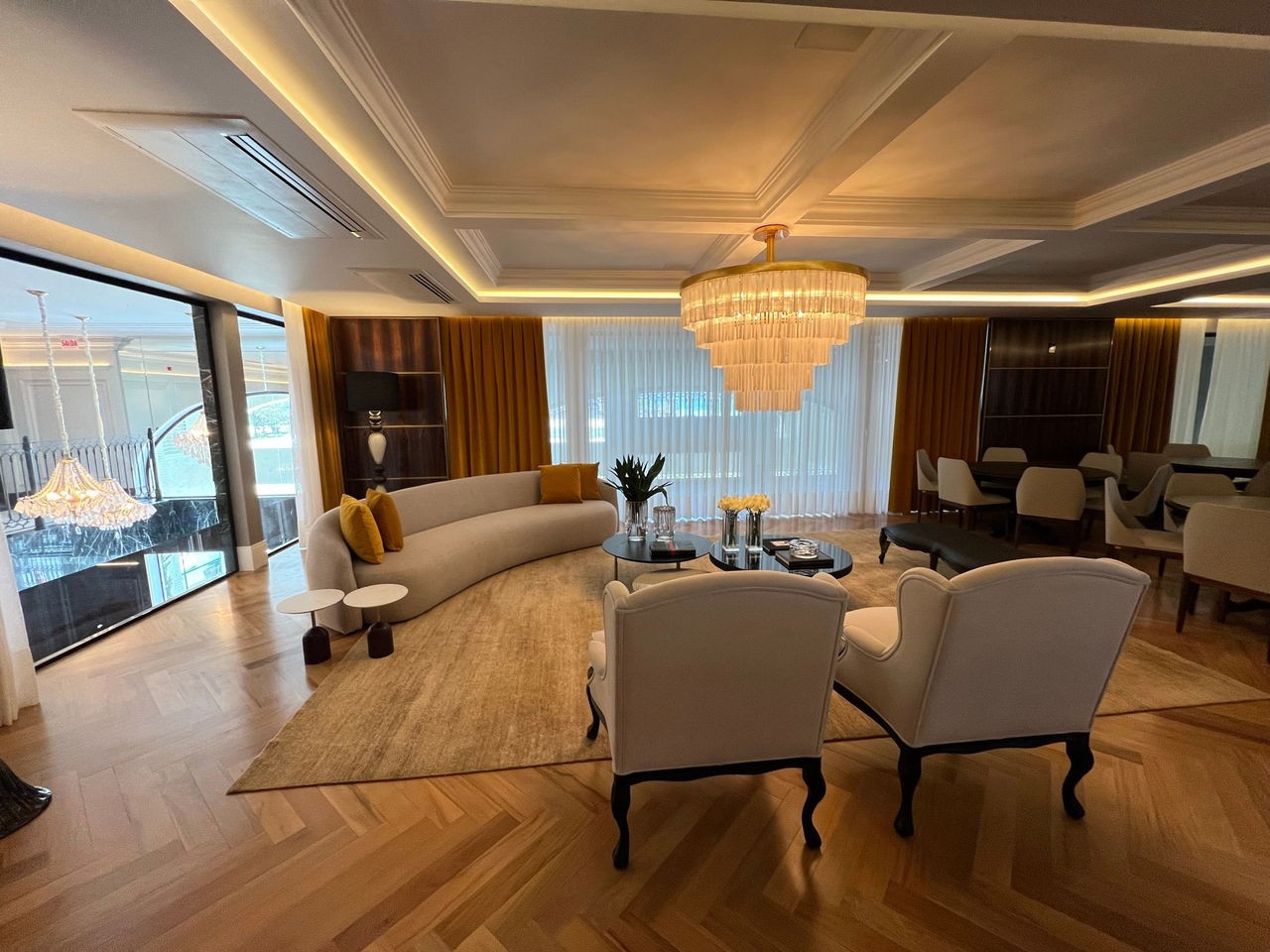 Apartamento de Luxo Frente Mar Pronto Para Morar em Itapema/SC, bairro Meia Praia. 180m², 4 suítes e 3 vagas de garagem. Localização privilegiada.
