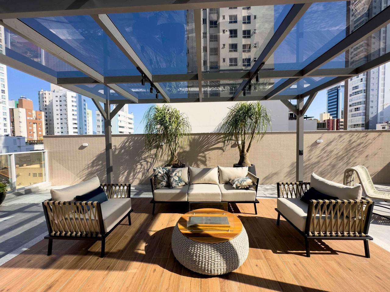 Apartamento de Luxo pronto no Centro de Balneário Camboriú-SC: 03 Quartos, 3 Suítes, 4 Banheiros, 3 Vagas, 135,60m².