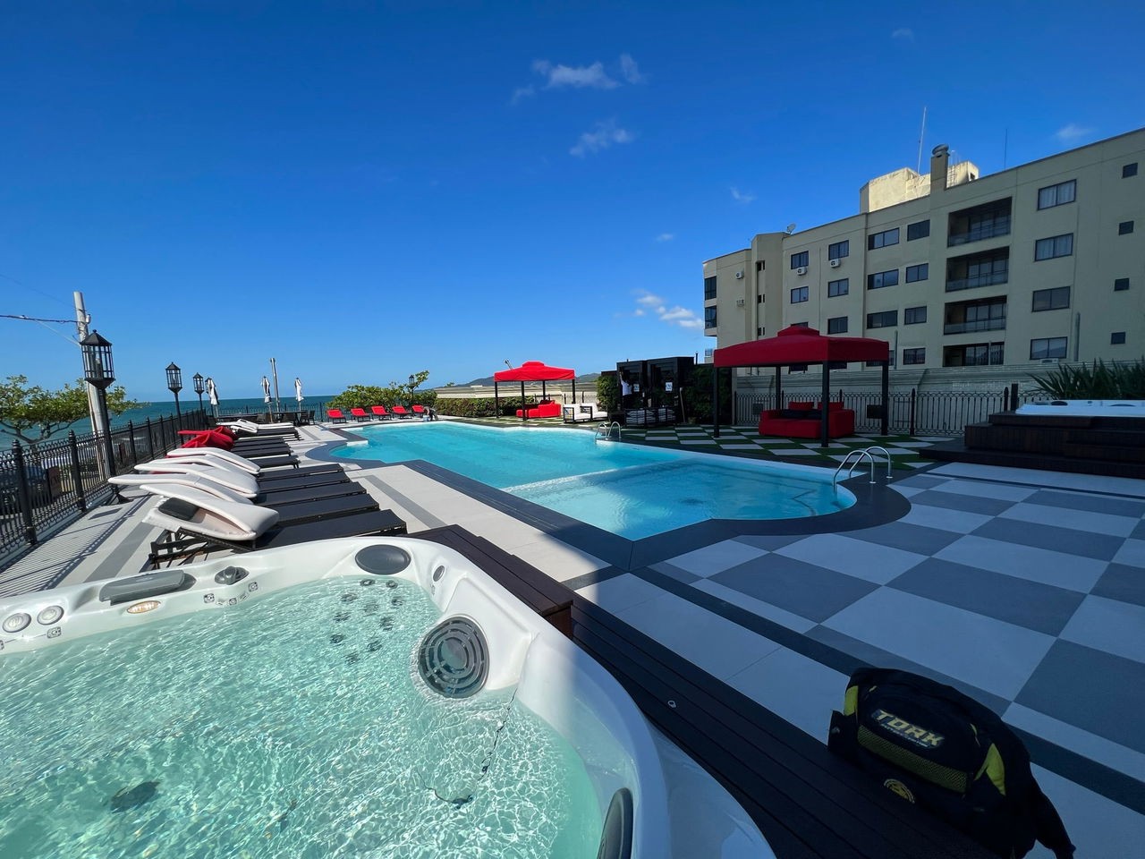 Apartamento de Luxo Frente Mar Pronto Para Morar em Itapema/SC, bairro Meia Praia. 180m², 4 suítes e 3 vagas de garagem. Localização privilegiada.