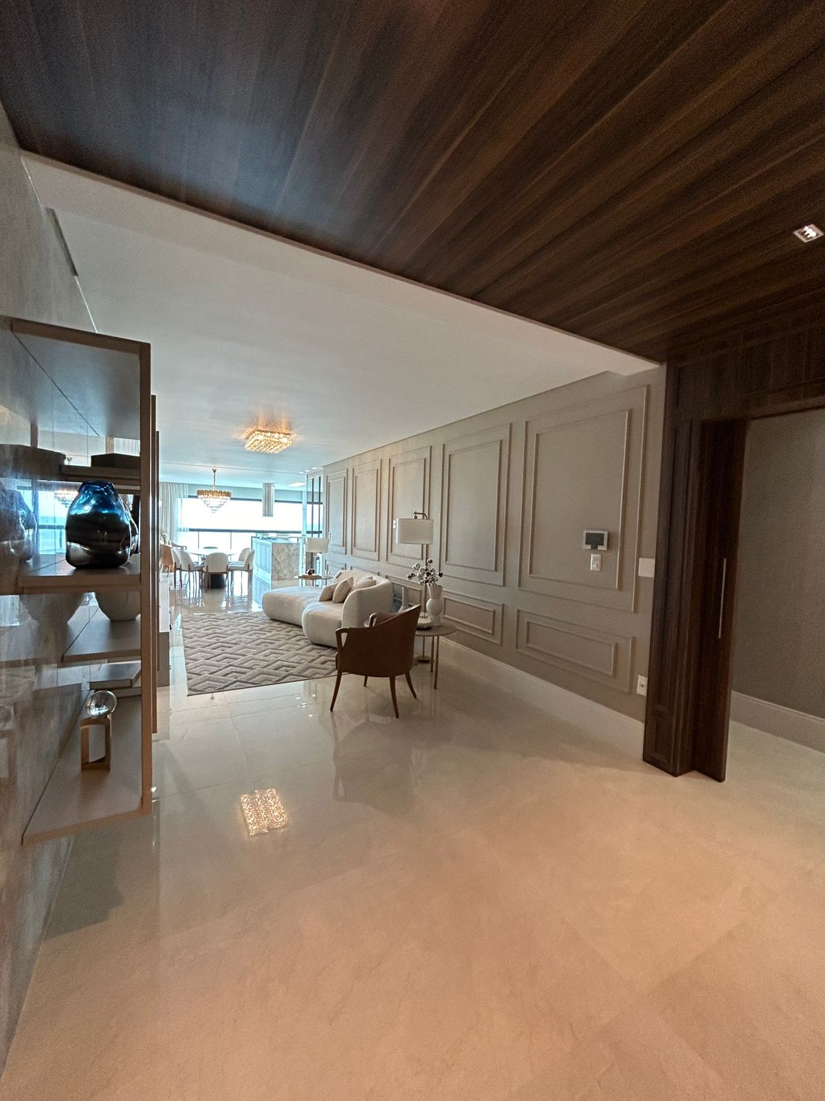 Apartamento Frente Mar Pronto Mobiliado em Itapema/SC no bairro Meia Praia,Localização Privilegiada, 180m² com 4 suítes e 4 vagas de garagem. Investir