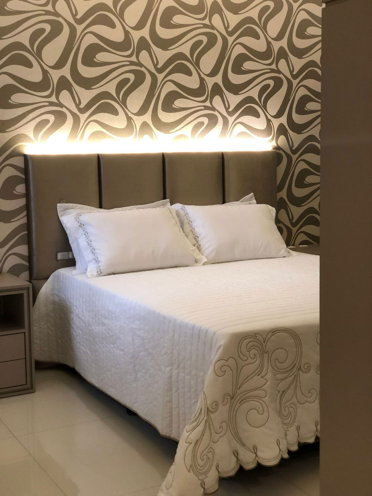 Apartamento Pronto em Itapema/SC com 268,27m² área privativa sendo, 4 suítes, 2 vagas de garagem, área de lazer completa