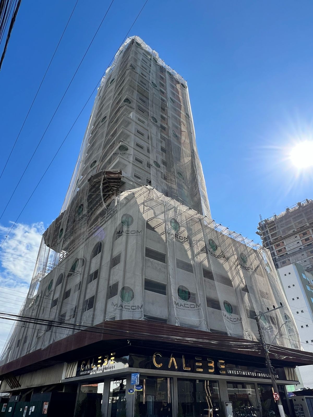 Apartamento Pronto para Morar em Itapema/SC, bairro Meia Praia, com 110m², 2 suítes e 2 vagas de garagem. Ótima localização próximo ao mar. Investir.