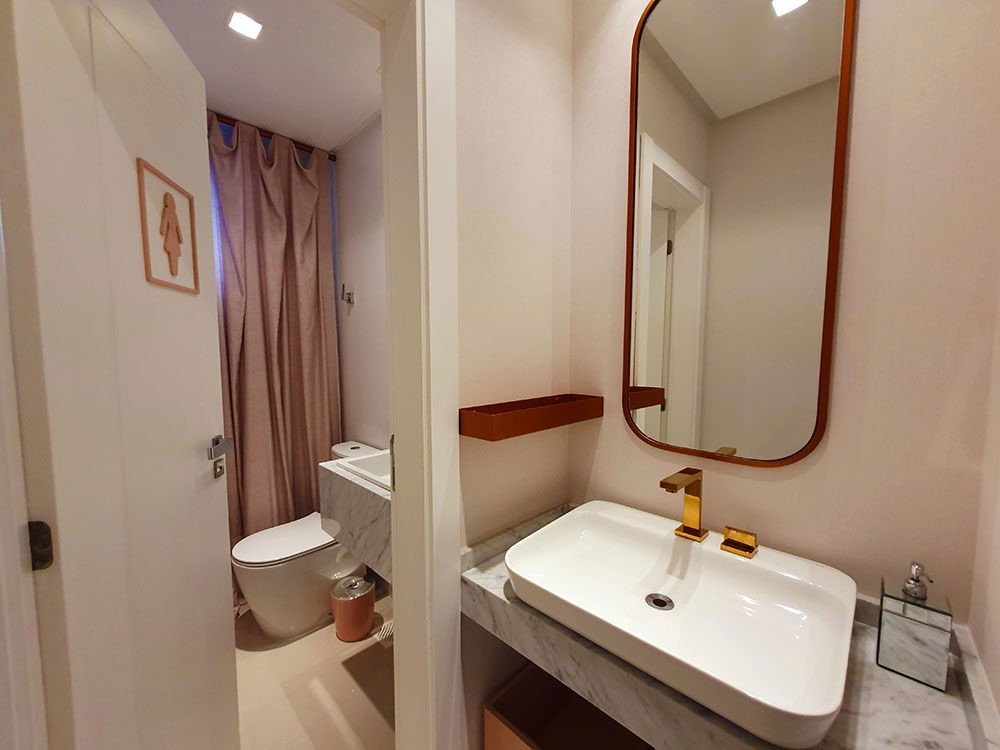 Apartamento de Luxo Pronto no Centro de Balneário Camboriú-SC: 3 suítes, 4 banheiros, 3 vagas de garagem, 145,82m² de área.