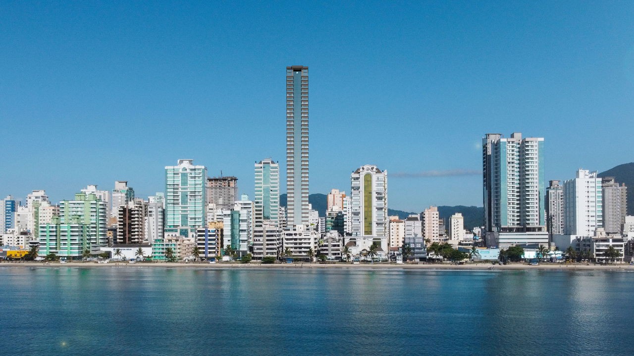 Imperdível apartamento de luxo em Construção com 4 quartos e 4 suítes na Meia Praia, Itapema-SC: 190m², 5 banheiros e 3 vagas de garagem!