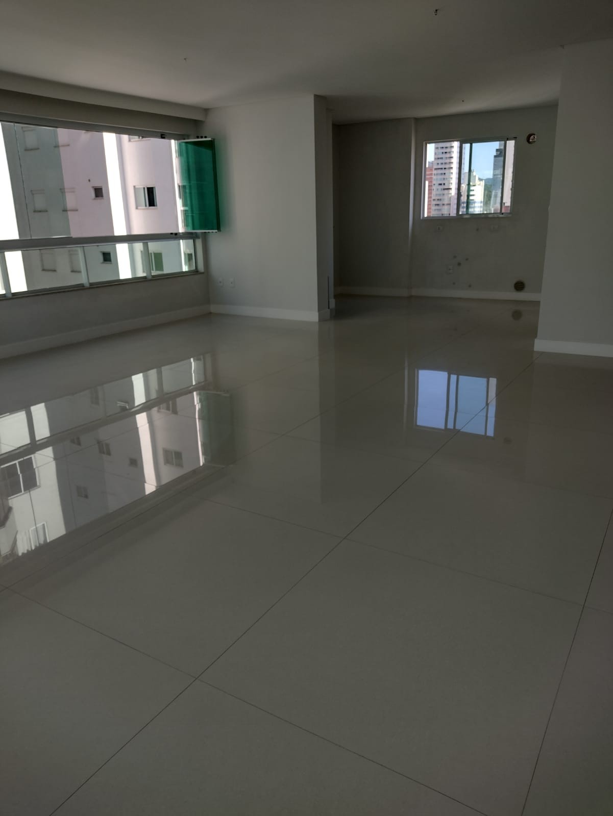 Apartamento de Luxo Pronto no Centro de Balneário Camboriú-SC: 3 suítes, 4 banheiros, 3 vagas de garagem, 145,82m² de área.