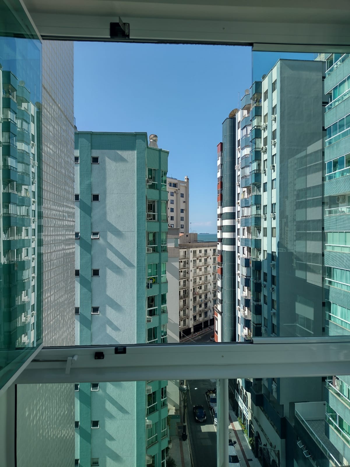 Apartamento de Luxo Pronto no Centro de Balneário Camboriú-SC: 3 suítes, 4 banheiros, 3 vagas de garagem, 145,82m² de área.