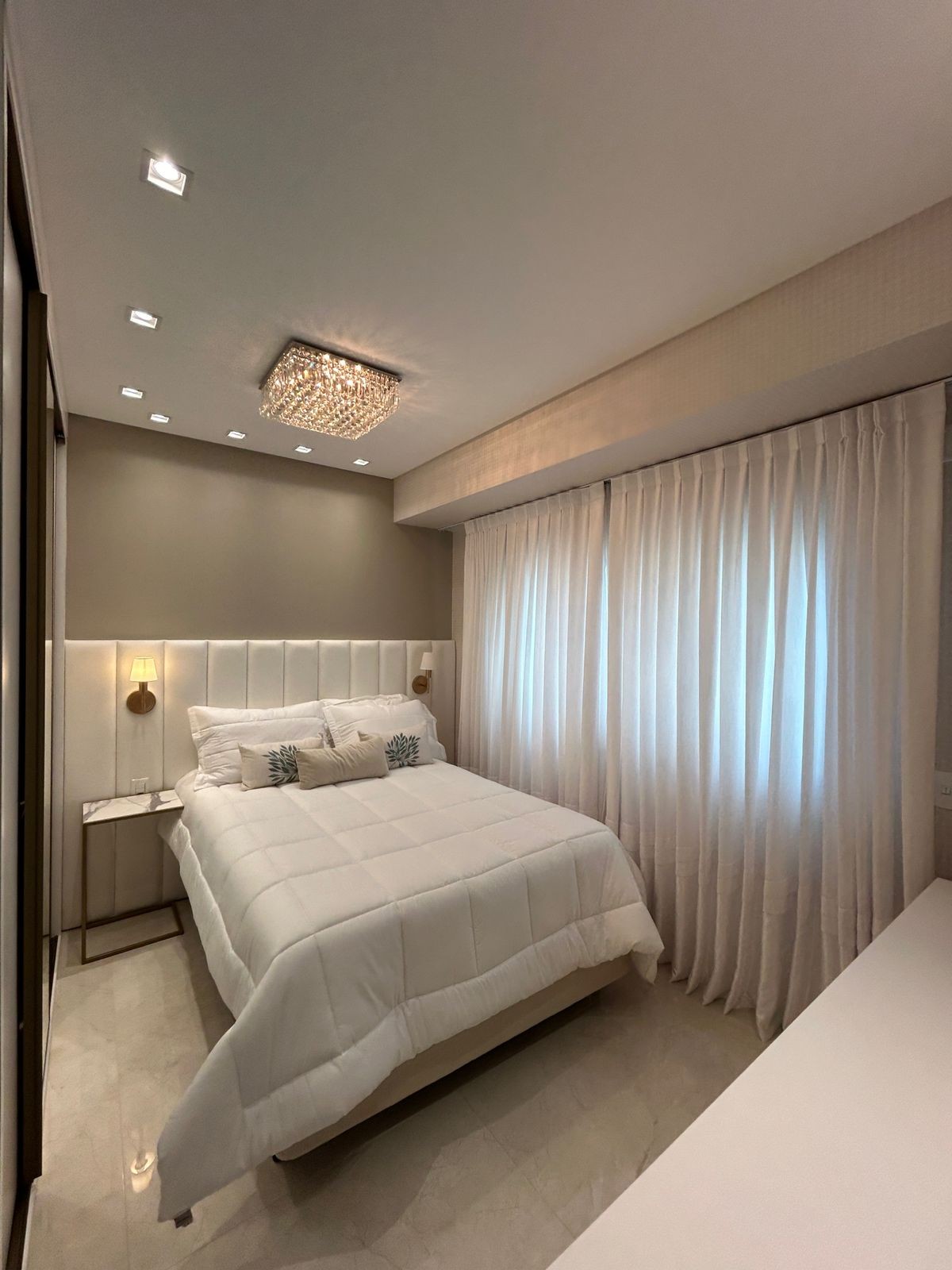 Apartamento Frente Mar Pronto Mobiliado em Itapema/SC no bairro Meia Praia,Localização Privilegiada, 180m² com 4 suítes e 4 vagas de garagem. Investir