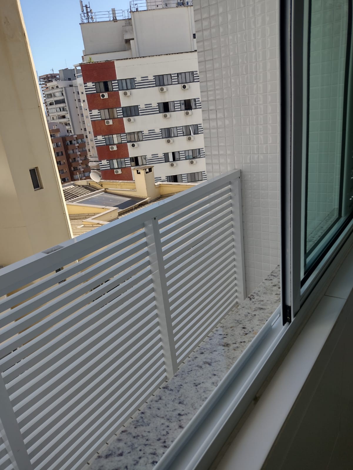 Apartamento de Luxo Pronto no Centro de Balneário Camboriú-SC: 3 suítes, 4 banheiros, 3 vagas de garagem, 145,82m² de área.