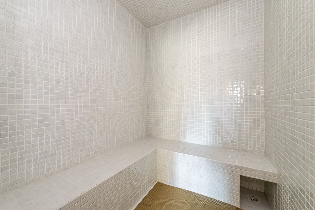 Sala comercial na cidade de Balneário Camboriú/SC no bairro Centro, com 109m² e 1 Vaga de Garagem.
