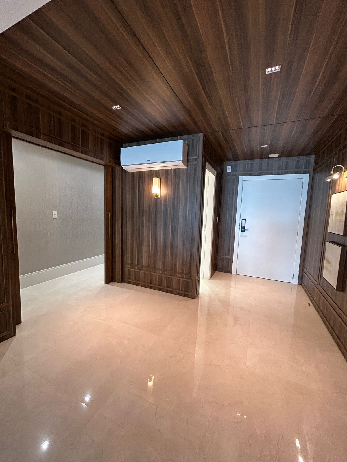 Apartamento Frente Mar Pronto Mobiliado em Itapema/SC no bairro Meia Praia,Localização Privilegiada, 180m² com 4 suítes e 4 vagas de garagem. Investir