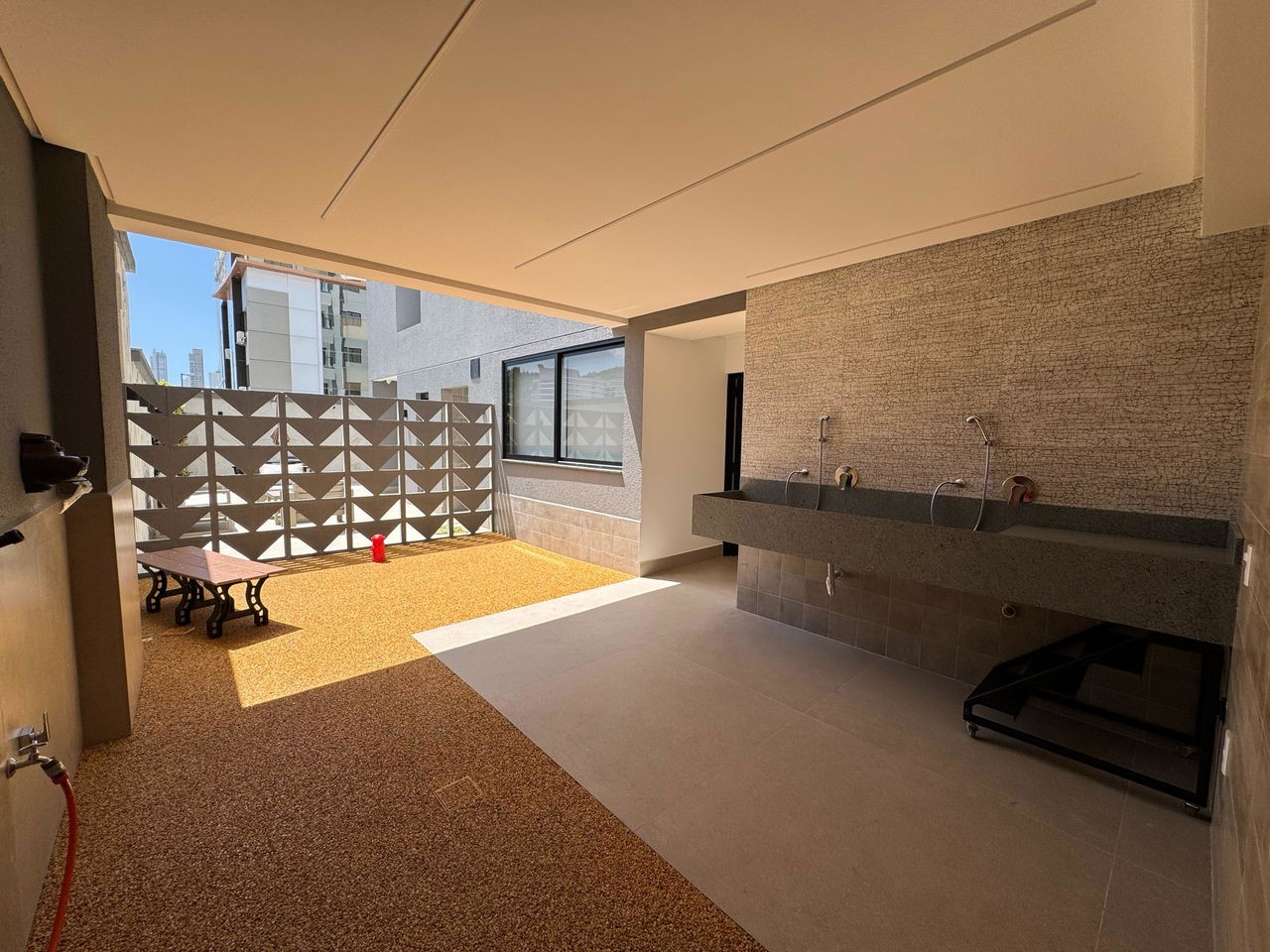 Apartamento Pronto para morar em Camboriú/SC com 70m² área privativa sendo 2 dormitórios e 1 suíte, 2 vagas de garagem, área de lazer completa