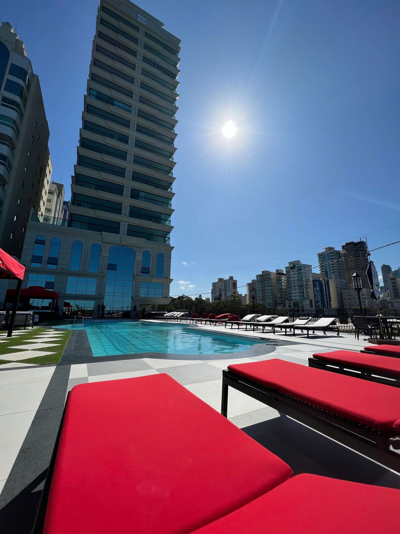 Apartamento de Luxo Frente Mar Pronto Para Morar em Itapema/SC, bairro Meia Praia. 180m², 4 suítes e 3 vagas de garagem. Localização privilegiada.