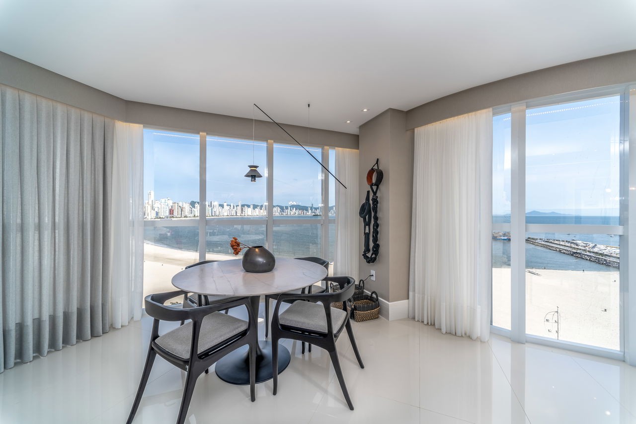 Apartamento de luxo pronto no Centro de Balneário Camboriú-SC: 4 quartos, 4 suítes, 5 banheiros, 4 vagas de garagem, 237m²