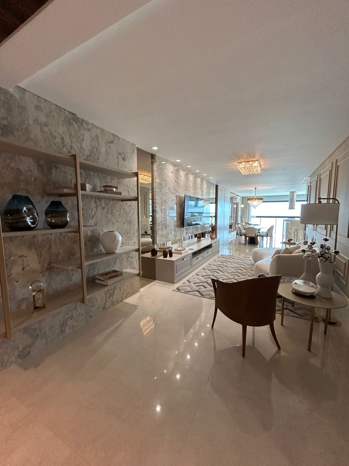 Apartamento Frente Mar Pronto Mobiliado em Itapema/SC no bairro Meia Praia,Localização Privilegiada, 180m² com 4 suítes e 4 vagas de garagem. Investir