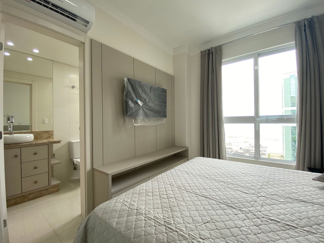 Venda de Apartamento Pronto de Luxo na Meia Praia, Itapema-SC: 4 Quartos, 3 Suítes, 4 Banheiros, 3 Vagas de Garagem!