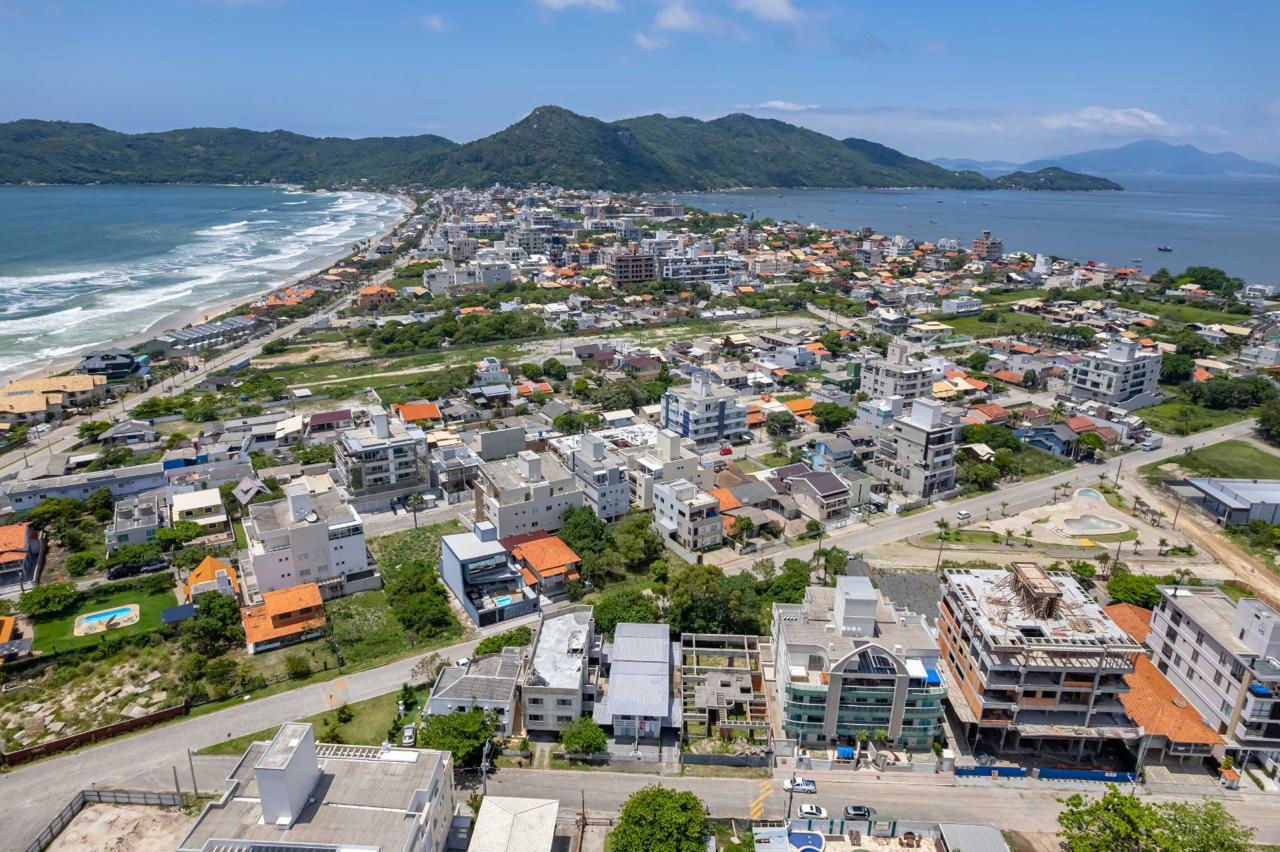 Apartamento Pronto à venda em Bombinhas-SC, Canto Grande: 1 quarto, 1 suíte, 1 banheiro, 1 vaga - 70m². Aproveite!