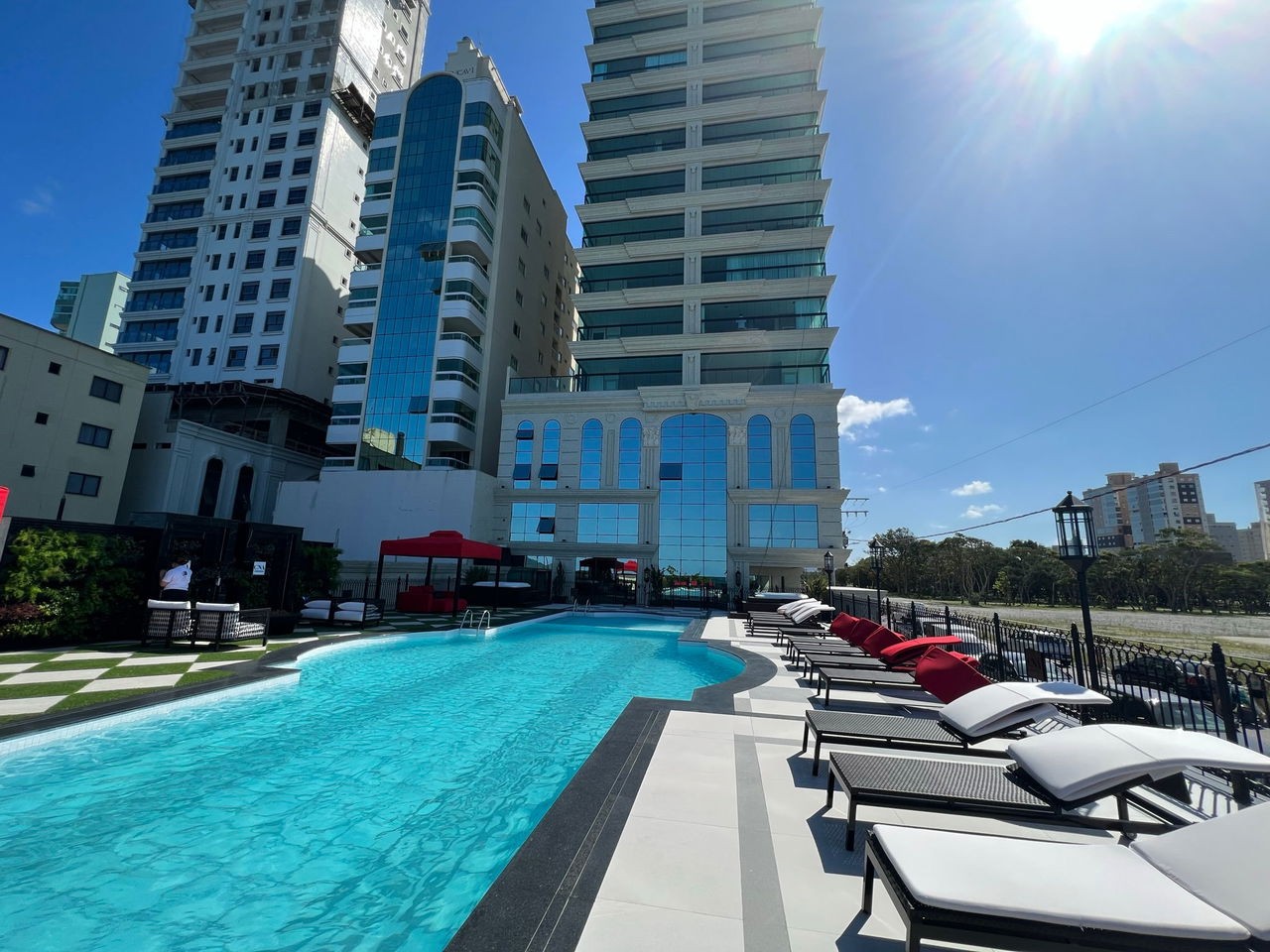 Apartamento de Luxo Frente Mar Pronto Para Morar em Itapema/SC, bairro Meia Praia. 180m², 4 suítes e 3 vagas de garagem. Localização privilegiada.