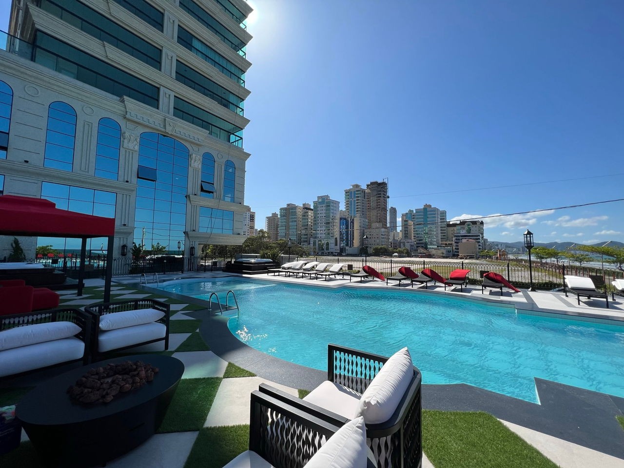 Apartamento de Luxo Frente Mar Pronto Para Morar em Itapema/SC, bairro Meia Praia. 180m², 4 suítes e 3 vagas de garagem. Localização privilegiada.