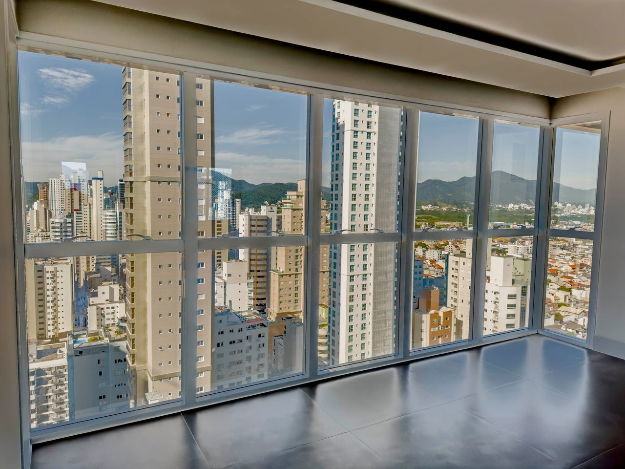 Apartamento de Luxo pronto no Centro de Balneário Camboriú-SC: 03 Quartos, 3 Suítes, 4 Banheiros, 3 Vagas, 135,60m².