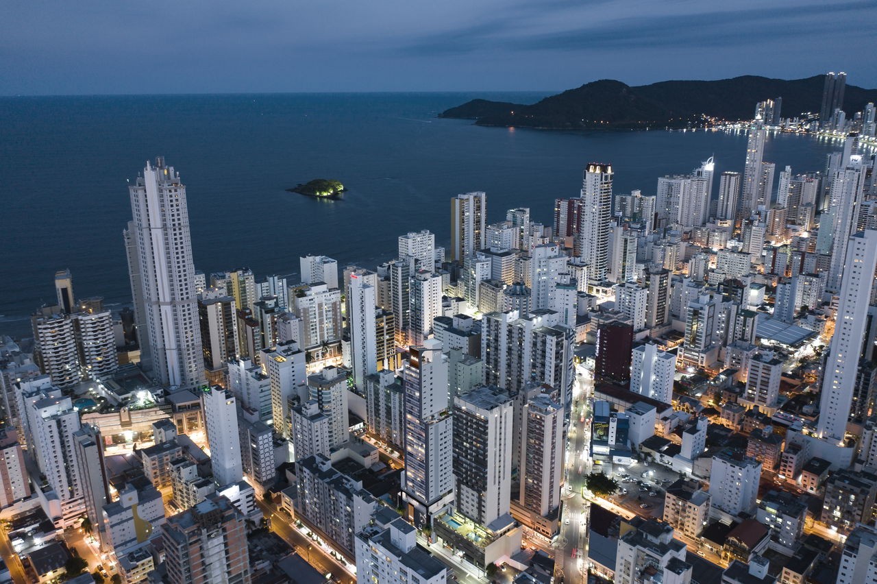 Maravilhoso apartamento Pronto à venda no Centro de Balneário Camboriú-SC, com 4 quartos, 4 suítes, 1 banheiro, 4 vagas de garagem e 379,35m² de área.