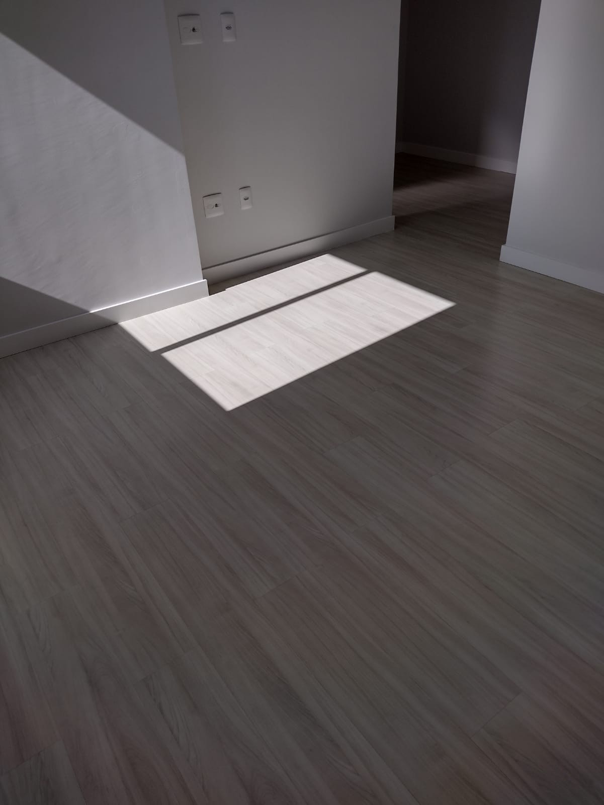 Apartamento de Luxo Pronto no Centro de Balneário Camboriú-SC: 3 suítes, 4 banheiros, 3 vagas de garagem, 145,82m² de área.