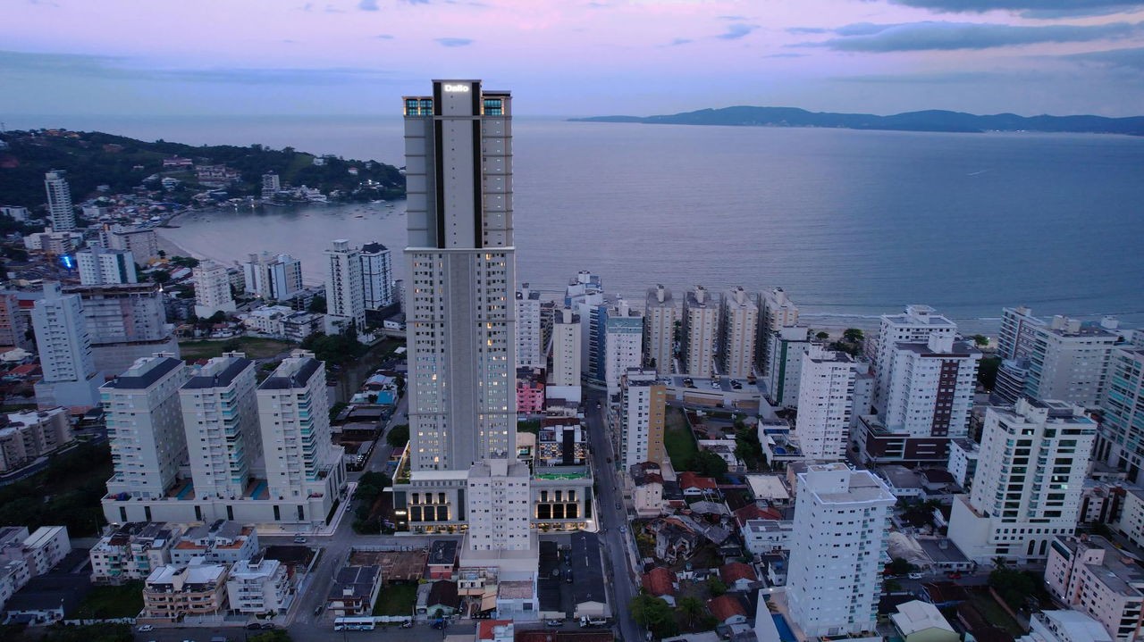 Imperdível apartamento em Construção à venda no Centro de Itapema-SC: 4 quartos, 4 suítes, 5 banheiros, 3 vagas de garagem e 165m² de área.