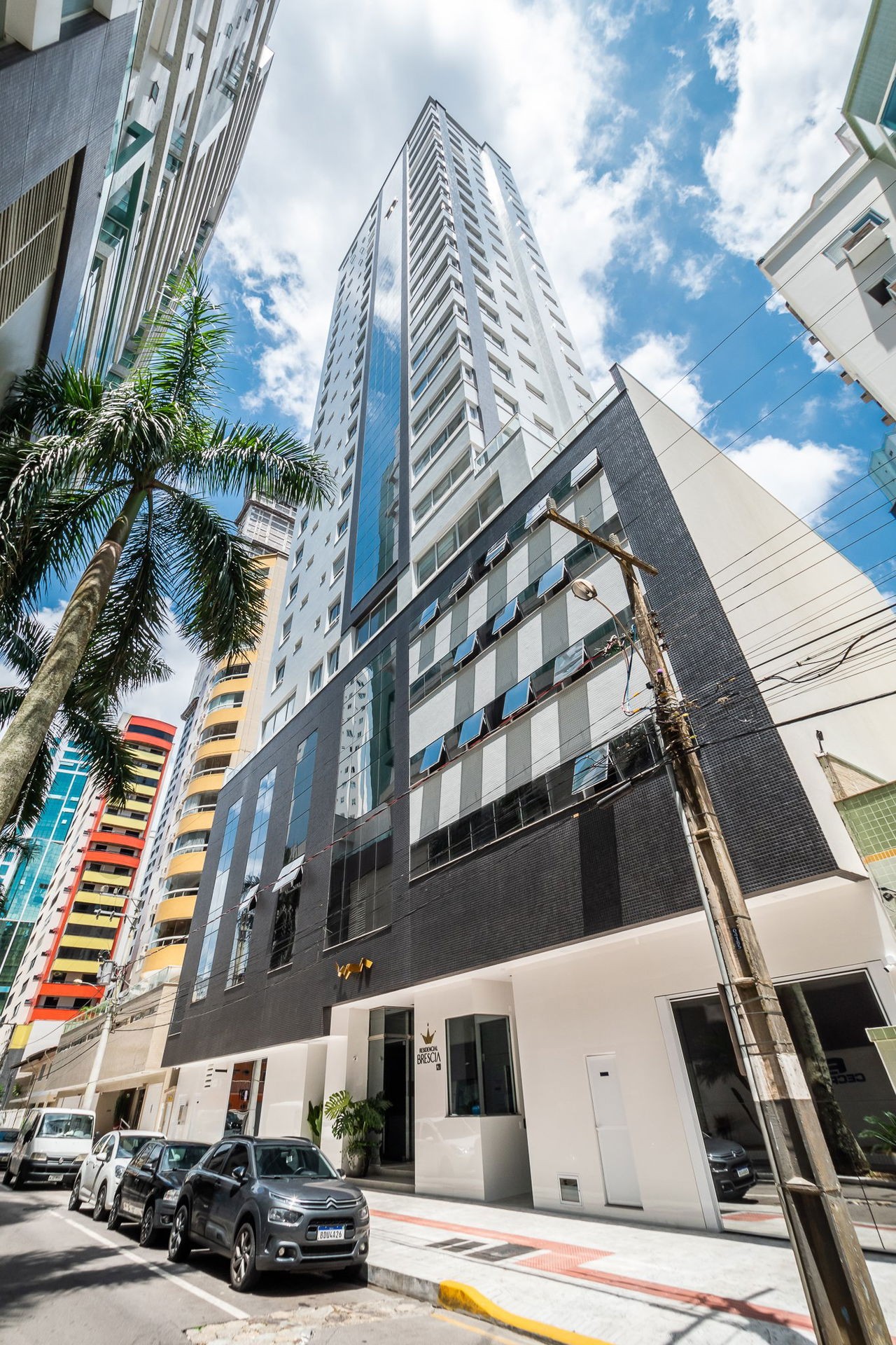 Apartamento de luxo pronto na cidade de Balneário Camboriú/SC, no bairro Centro, com 4 Suítes e 3 Vagas de Garagem. Localização Privilegiada.