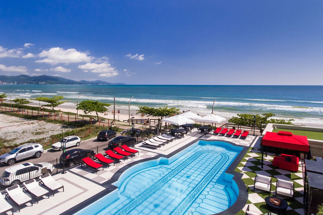 Apartamento Frente Mar Pronto Mobiliado em Itapema/SC no bairro Meia Praia,Localização Privilegiada, 180m² com 4 suítes e 4 vagas de garagem. Investir
