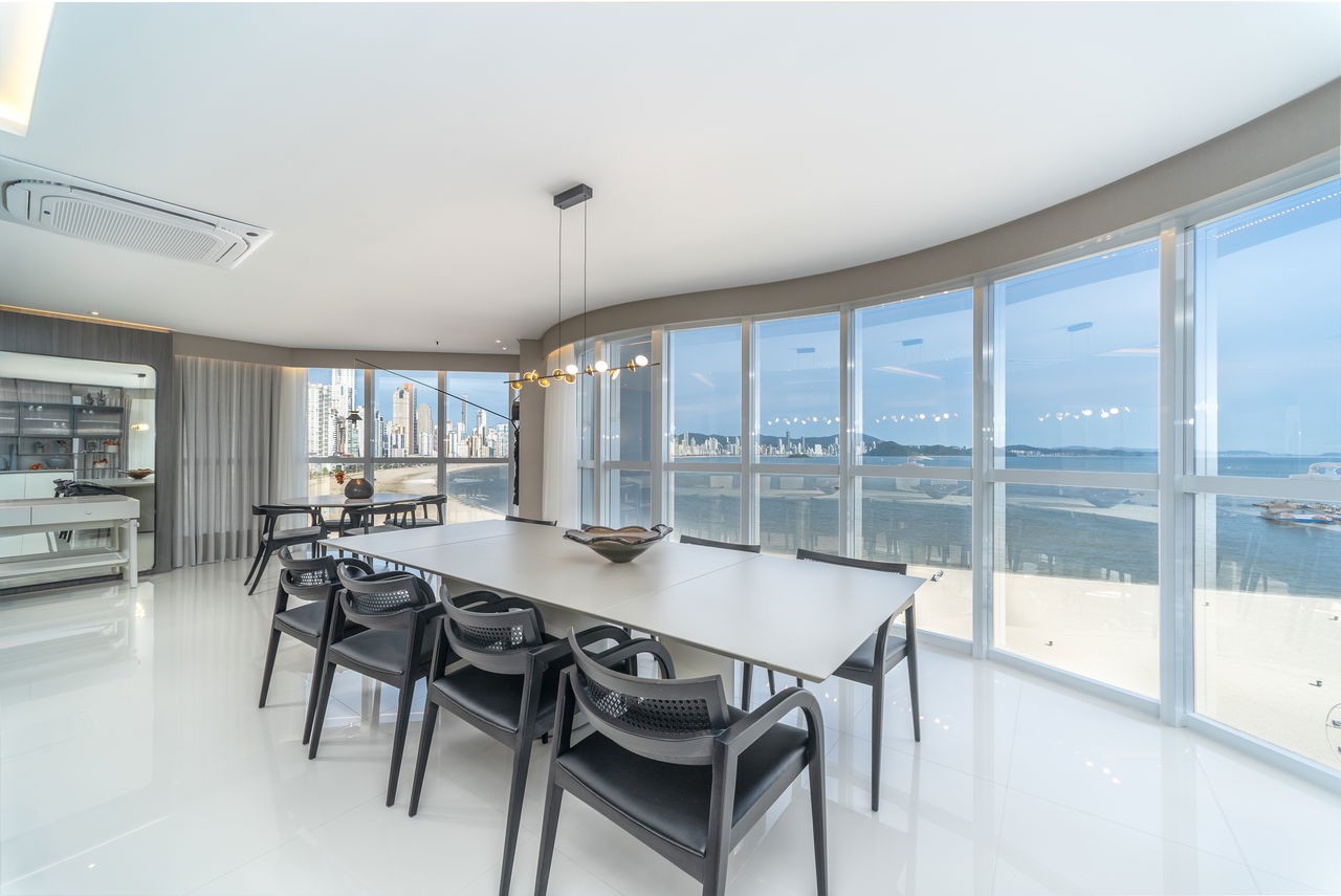Apartamento de luxo pronto no Centro de Balneário Camboriú-SC: 4 quartos, 4 suítes, 5 banheiros, 4 vagas de garagem, 237m²
