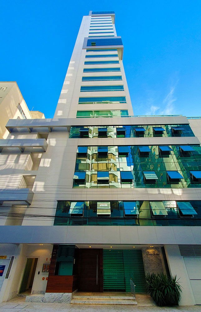 Apartamento de Luxo Pronto no Centro de Balneário Camboriú-SC: 3 suítes, 4 banheiros, 3 vagas de garagem, 145,82m² de área.